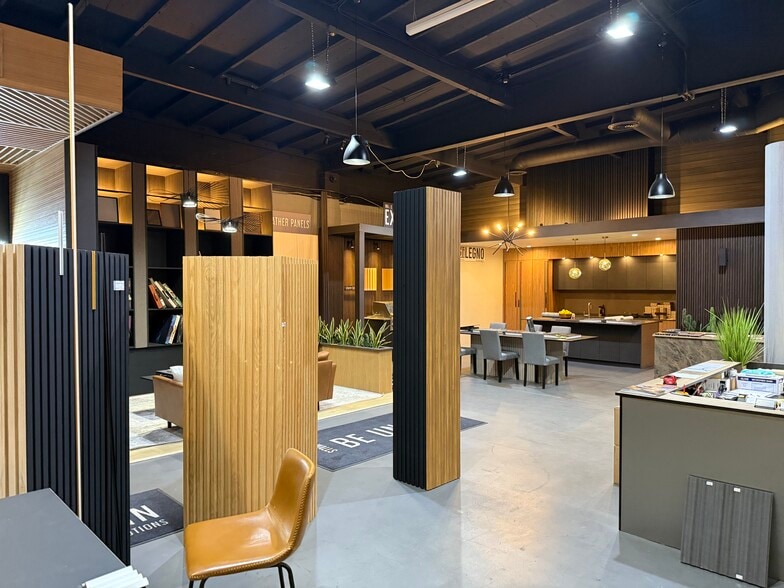 More Photos Of 19316-19320 Londelius St, Northridge Warehouse For Lease