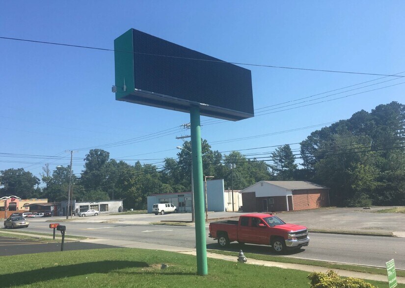 More Photos Of 809 N Main St, LaFayette General Retail For Sale