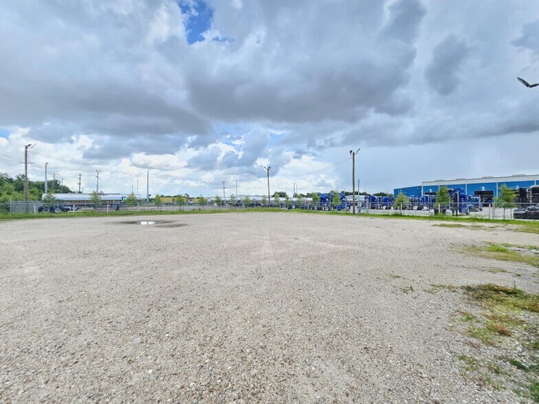 More Photos Of 1812 W D St, La Porte Truck Terminal For Lease