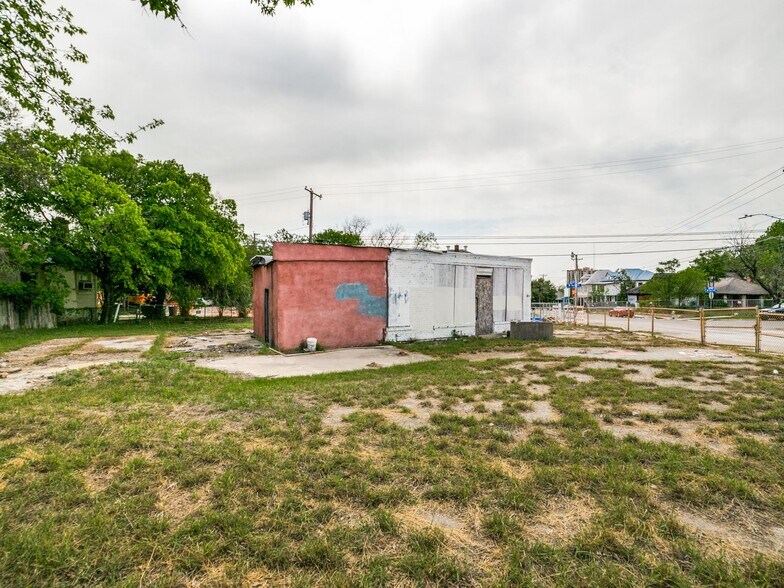 More Photos Of 2602 N Flores St, San Antonio Restaurant For Sale