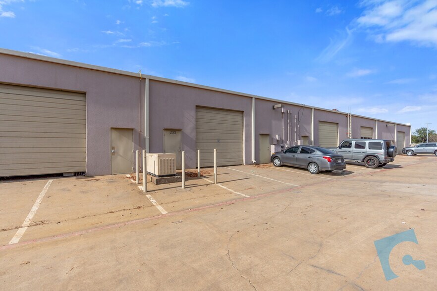More Photos Of 525 S Nolen Dr, Southlake Light Manufacturing For Lease