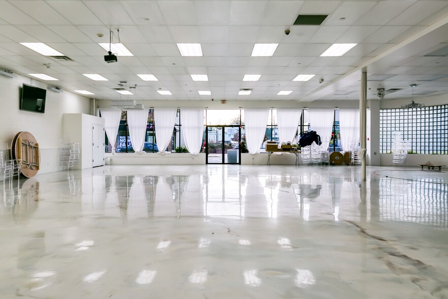 More Photos Of 132 N Wellwood Ave, Lindenhurst Storefront Retail Office For Sale