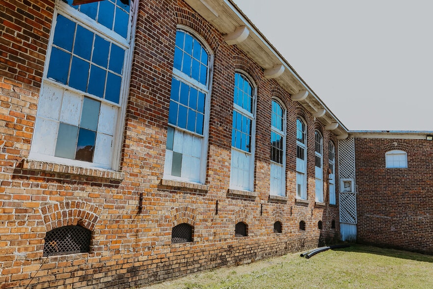More Photos Of 340 Seaboard St, Vass Warehouse For Sale