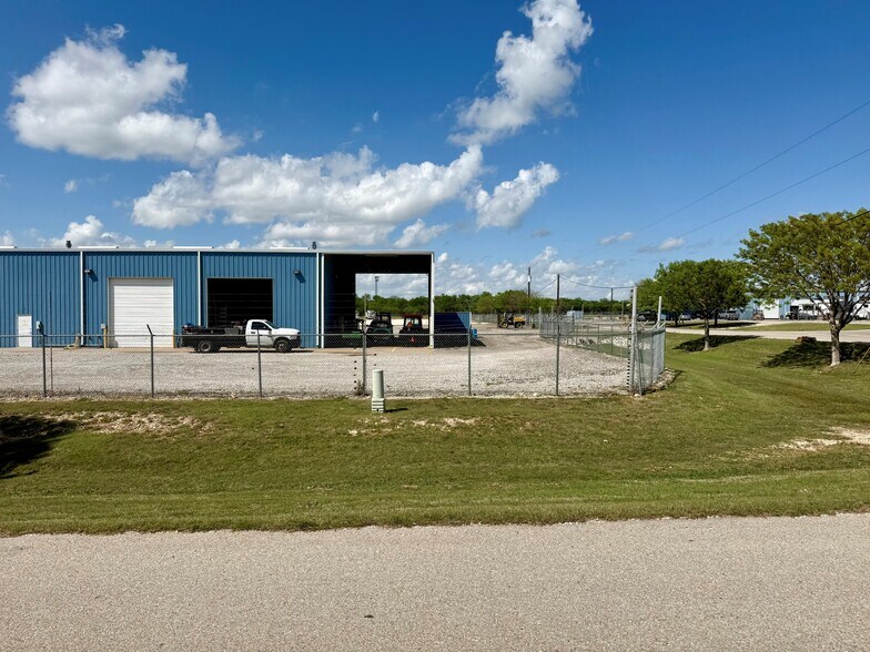 More Photos Of 110 E Barnett Dr, Cleburne Warehouse For Lease