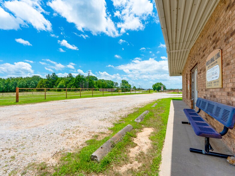 More Photos Of 1853 S Broadway St, Coalgate Flex For Sale