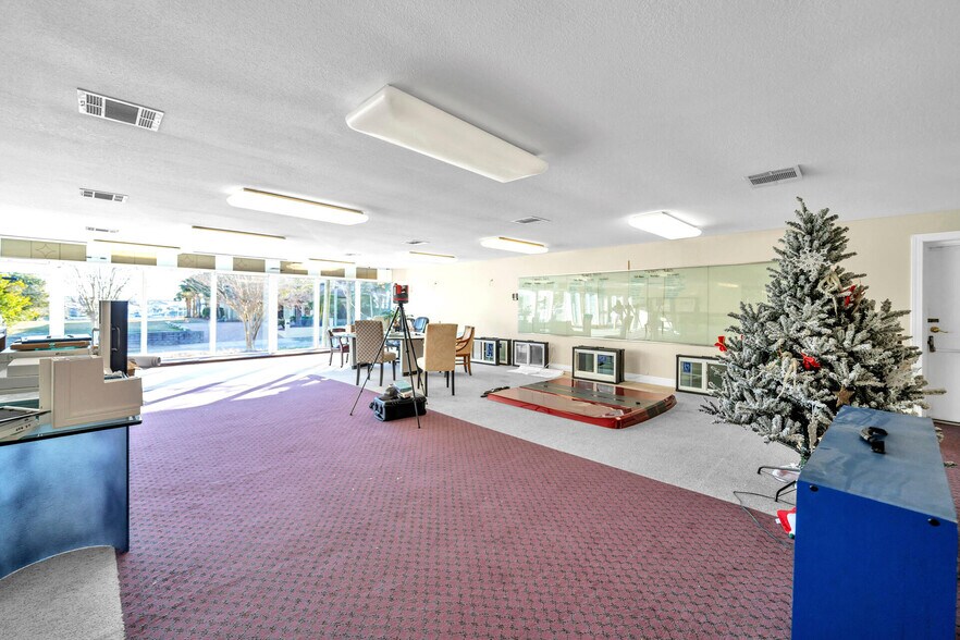 More Photos Of 639 Harbor Blvd, Destin Showroom For Lease