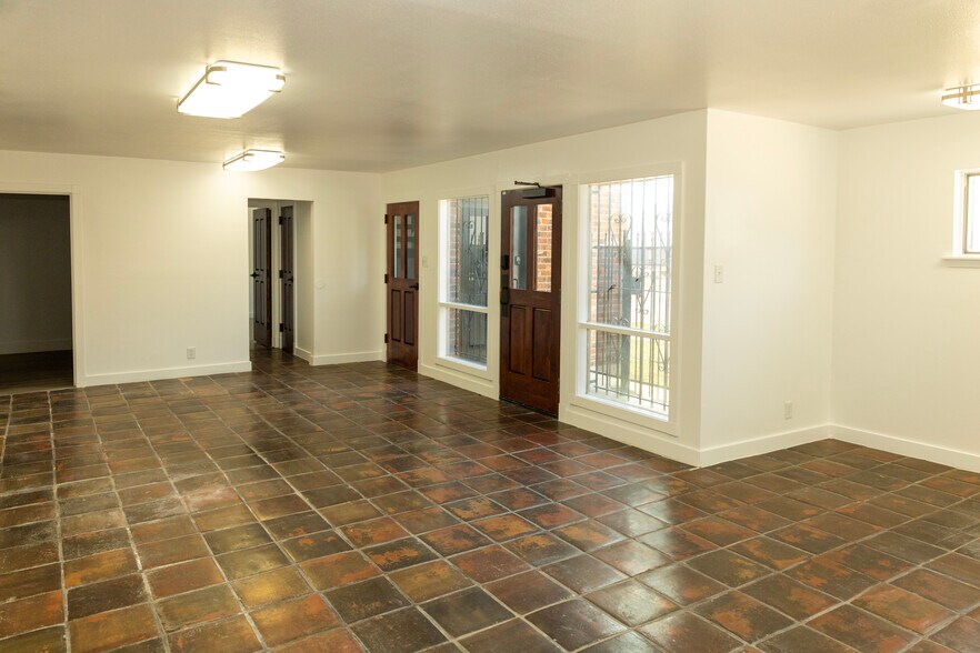 More Photos Of 307-311 Lombrano St, San Antonio Warehouse For Sale