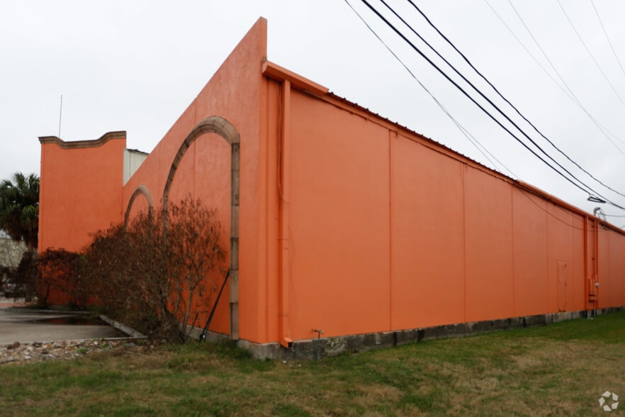 More Photos Of 13340 Leopard St, Corpus Christi Storefront For Sale