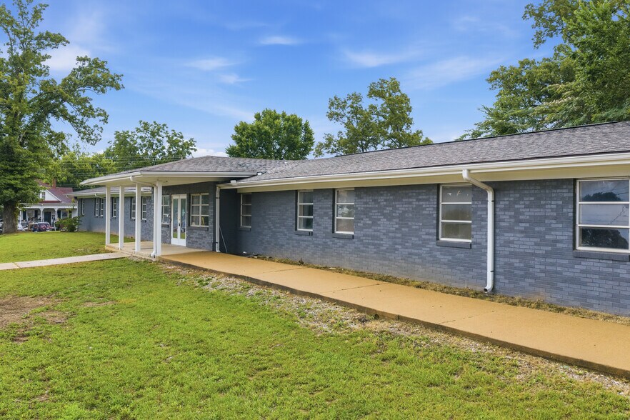 More Photos Of 105 Kentucky Ave S, Parsons Light Distribution For Sale