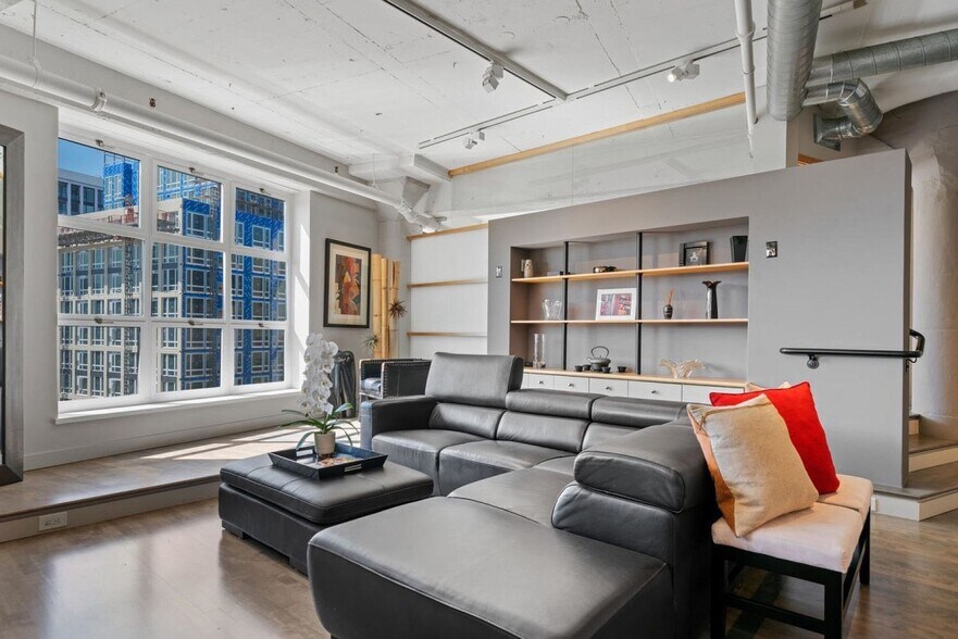 More Photos Of 1314 NW Irving St, Portland Office For Sale