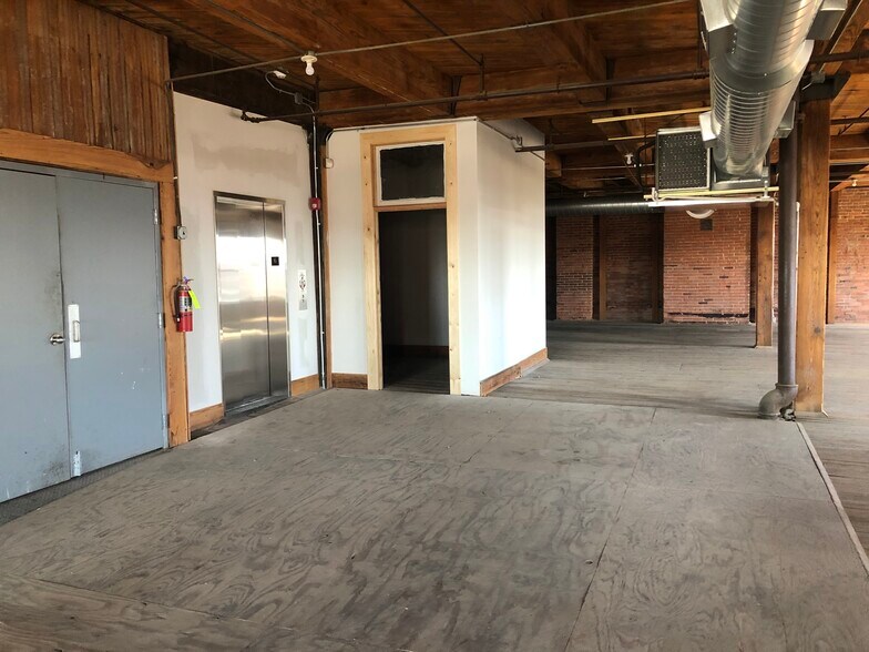 More Photos Of 1427 W 9th St, Kansas City Office For Lease