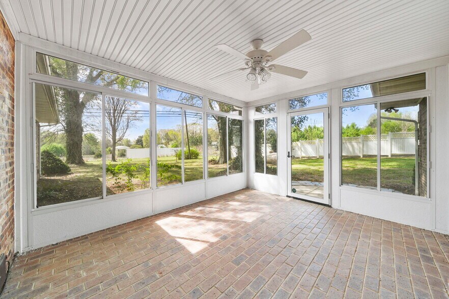 More Photos Of 164 New York Ave, Peachland Flex For Sale