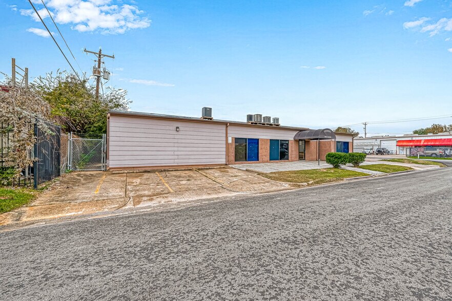 More Photos Of 3402 Amanda Ln, Houston Flex For Sale