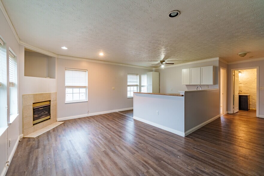 More Photos Of 118 S Walnut St, Troy Showroom For Sale