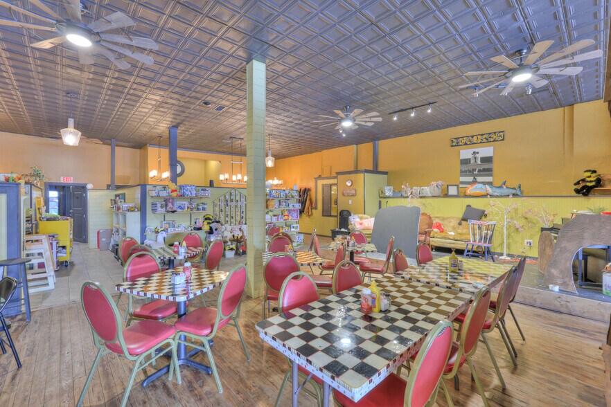 More Photos Of 108 W Walnut St, Smithville Restaurant For Sale