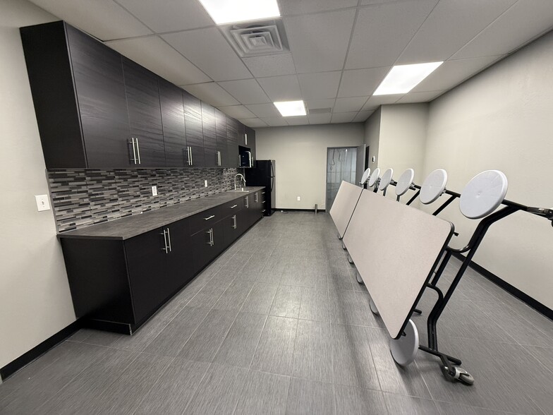 More Photos Of 113-117 S Rockford Dr, Tempe Light Manufacturing For Sale