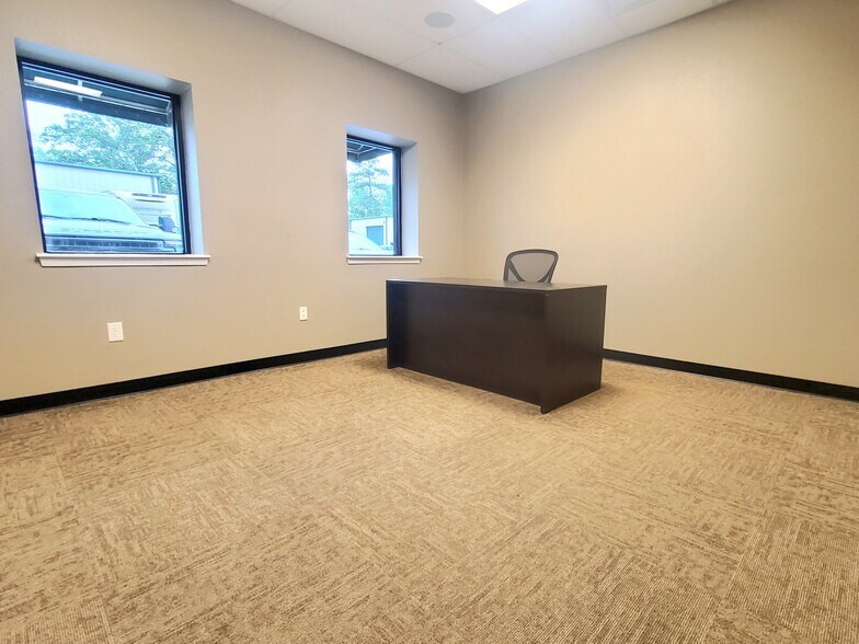 More Photos Of 2418 N Frazier St, Conroe Light Manufacturing For Lease