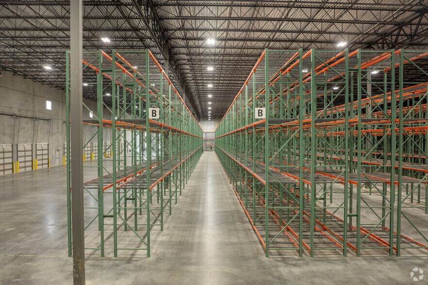 More Photos Of 1203 Thompson Park Dr, Baytown Distribution For Lease