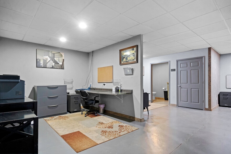 More Photos Of 11155 Hubbard Rd, Kansas City Flex For Sale