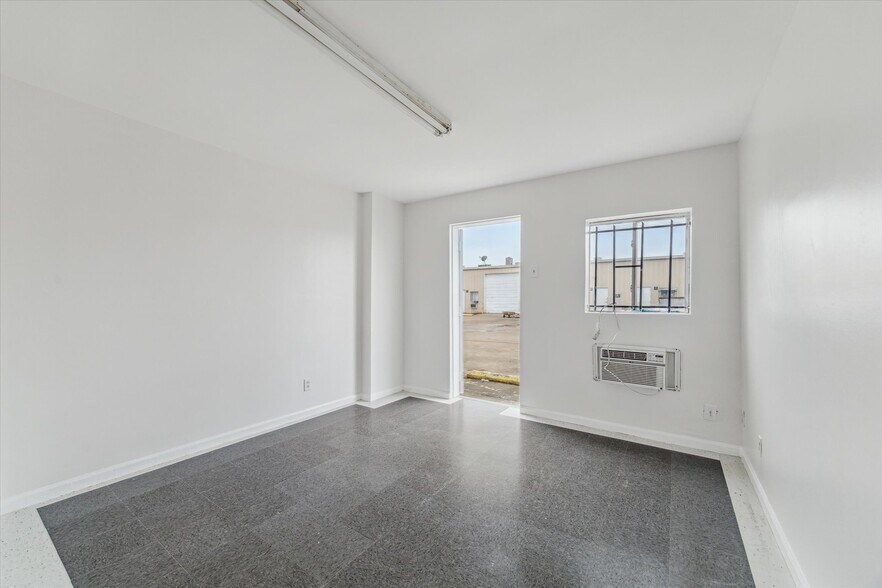 More Photos Of 10205 Market St, Jacinto City Unknown For Lease