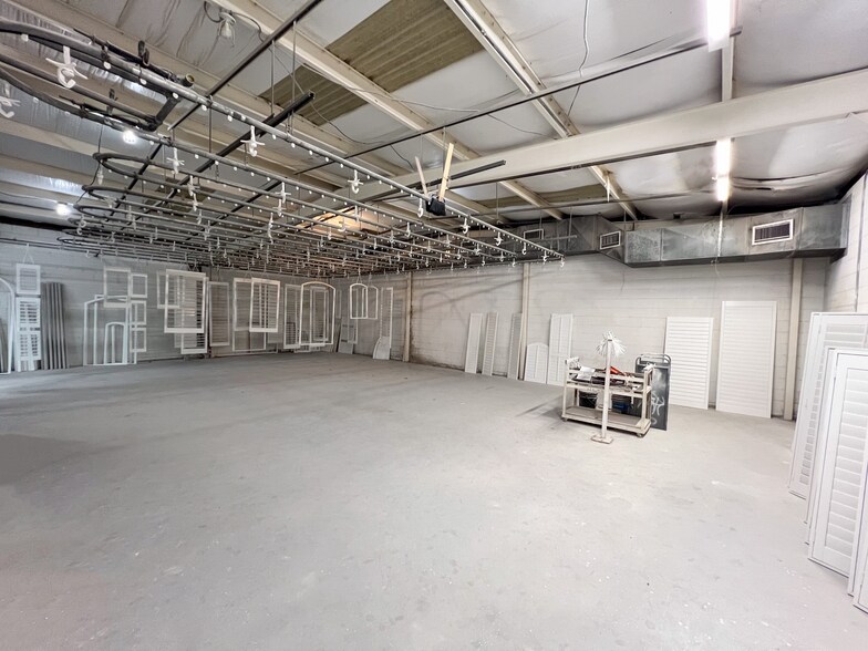 More Photos Of 1111 Paulsun St, San Antonio Light Manufacturing For Lease