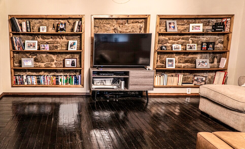 More Photos Of 120 N Main St, Yale Light Manufacturing For Sale