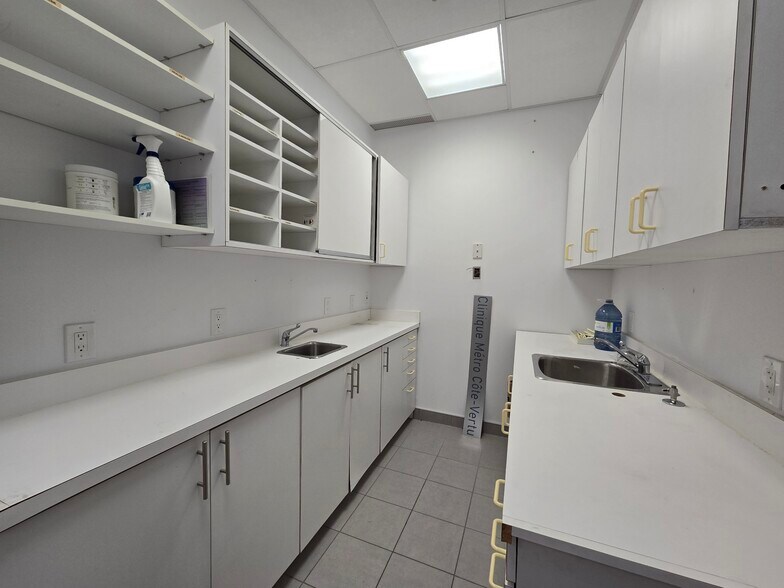 More Photos Of 9825 Boul De L'acadie, Montréal Unknown For Lease