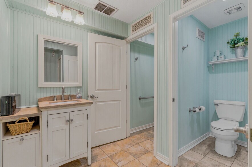 More Photos Of 3401 N Frazier St, Conroe Specialty For Sale