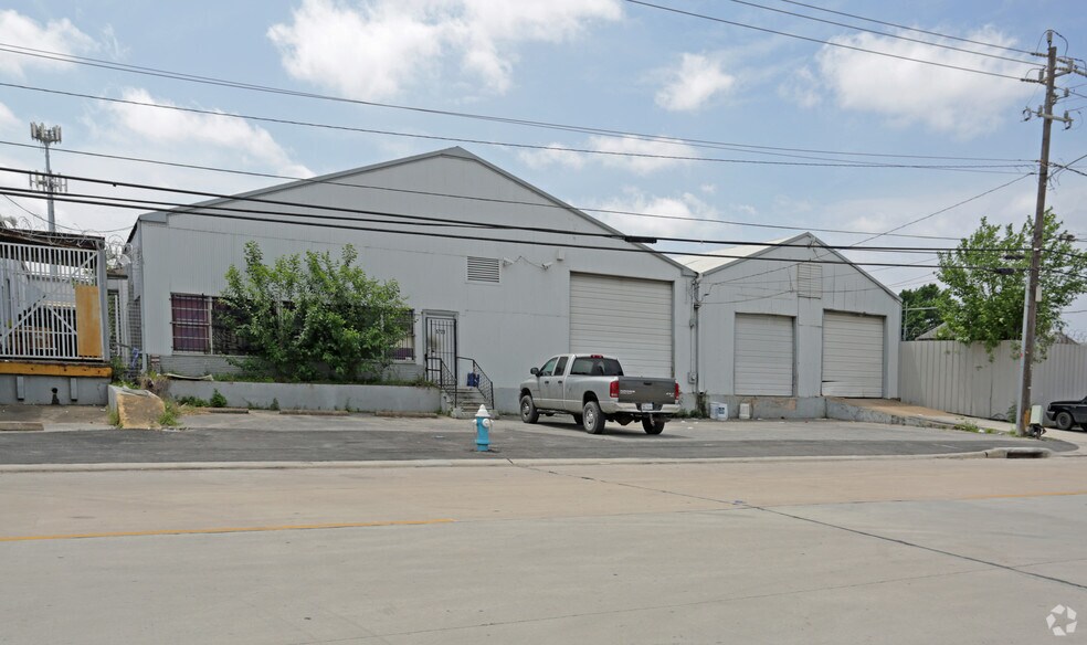 More Photos Of 5720 Harvey Wilson Dr, Houston Warehouse For Lease