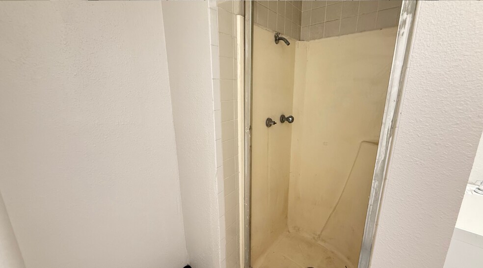 More Photos Of 1900 W 2nd St, Odessa Industrial For Lease