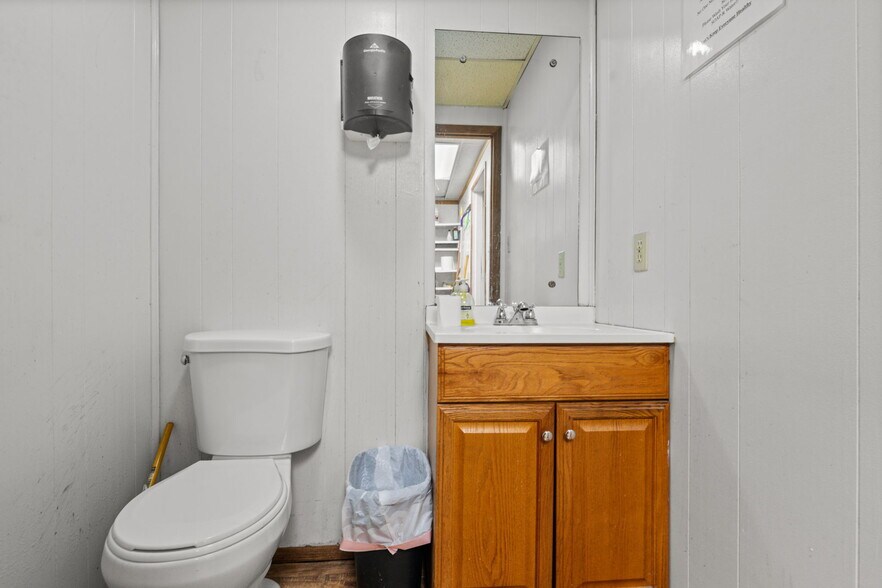 More Photos Of 476 N Main St, Clinton General Retail For Sale