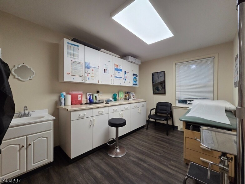 More Photos Of 19 Holly St, Cranford Medical For Lease