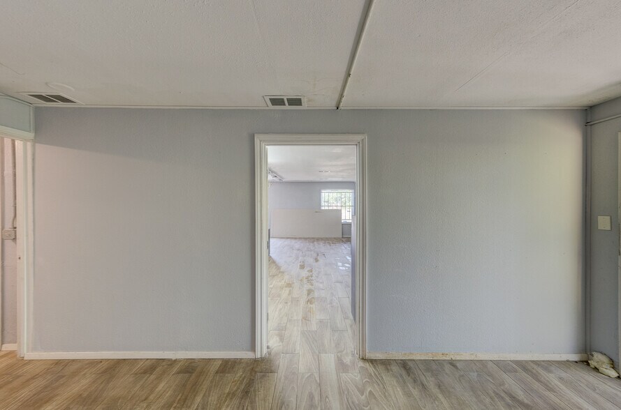 More Photos Of 8002-8004 Homestead, Houston Freestanding For Sale