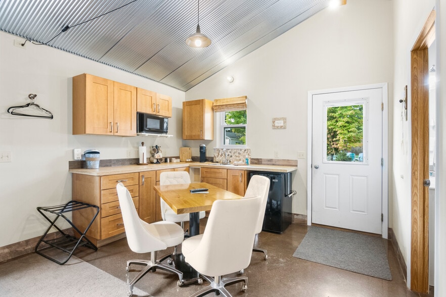 More Photos Of 4871 U.S. 31, Eastport Hotel For Sale