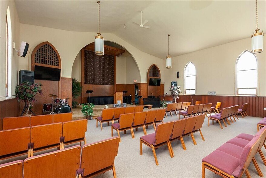 More Photos Of 250 4th St, Waukee Religious Facility For Lease