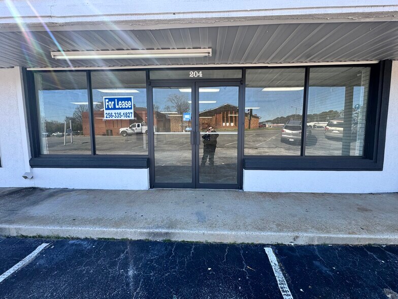 More Photos Of 208-210 Woodward Ave, Muscle Shoals General Retail For Lease