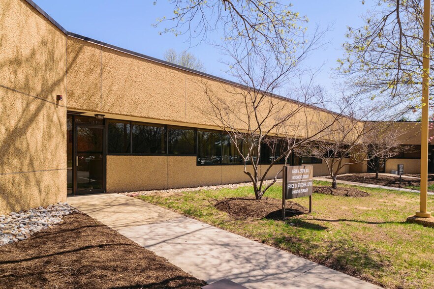 More Photos Of 8 Quakerbridge Plz, Hamilton Office For Sale