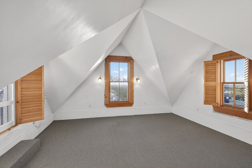 More Photos Of 119 Avenue G, Marble Falls Office For Sale