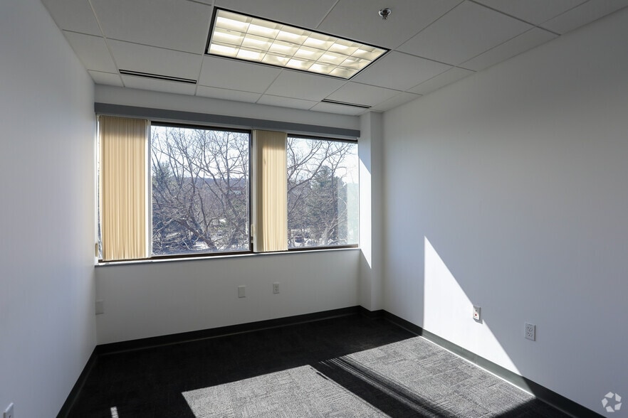 More Photos Of 395 Totten Pond Rd, Waltham Office For Lease