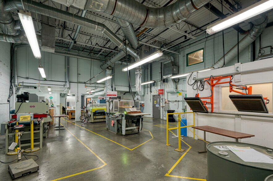 More Photos Of 274 Rue Saint-Louis, Warwick Manufacturing For Sale