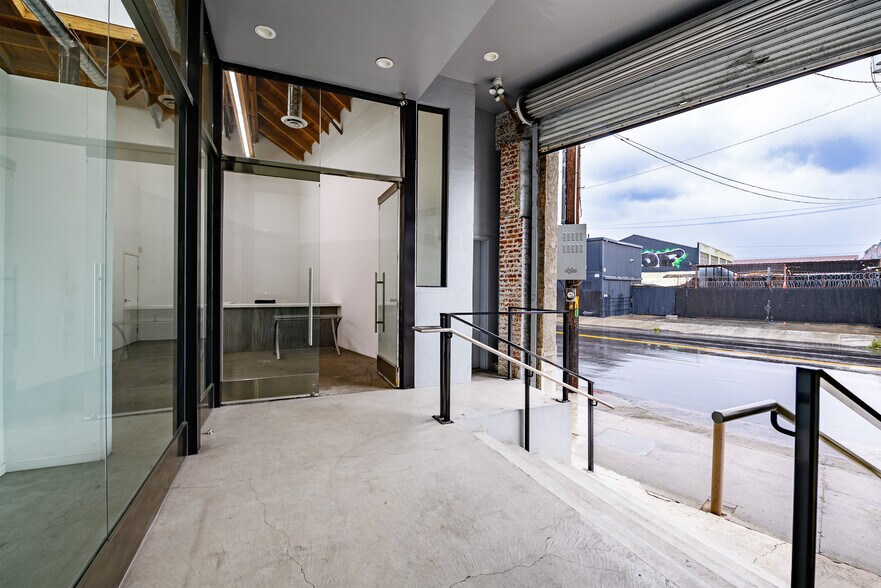 More Photos Of 1939 S Santa Fe Ave, Los Angeles Showroom For Lease