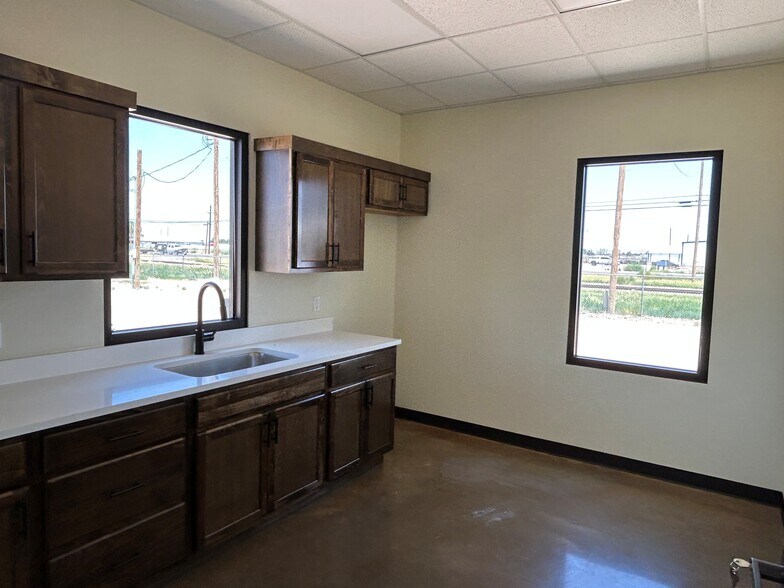 More Photos Of 2212 Saw Gin Road, Pecos Showroom For Lease