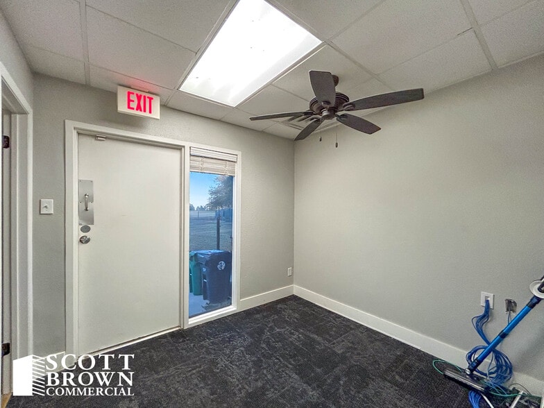 More Photos Of 638 Londonderry Ln, Denton Medical For Lease