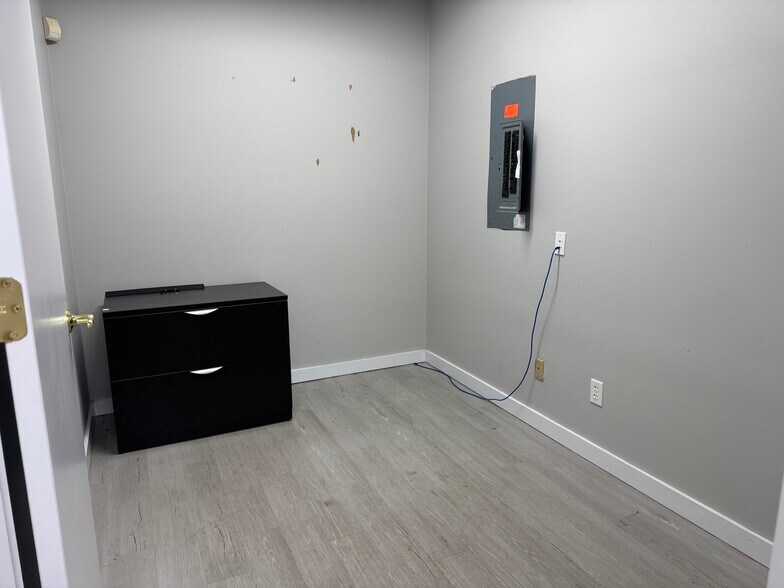 More Photos Of 2425 Scottsville Rd, Bowling Green Storefront Retail Office For Lease