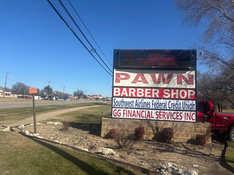 More Photos Of 801 W Euless Blvd, Euless Storefront For Lease