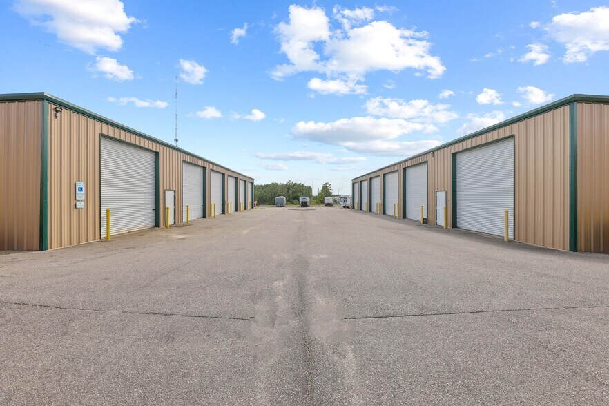 More Photos Of 202 Transcom Ct, Wilmington Self Storage For Lease