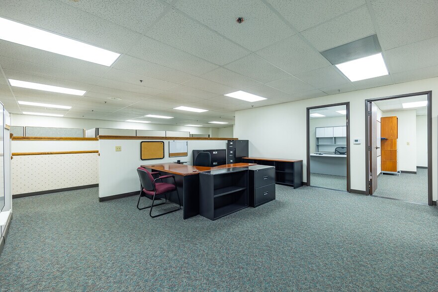 More Photos Of 2223 Eastman Ave, Ventura Manufacturing For Lease