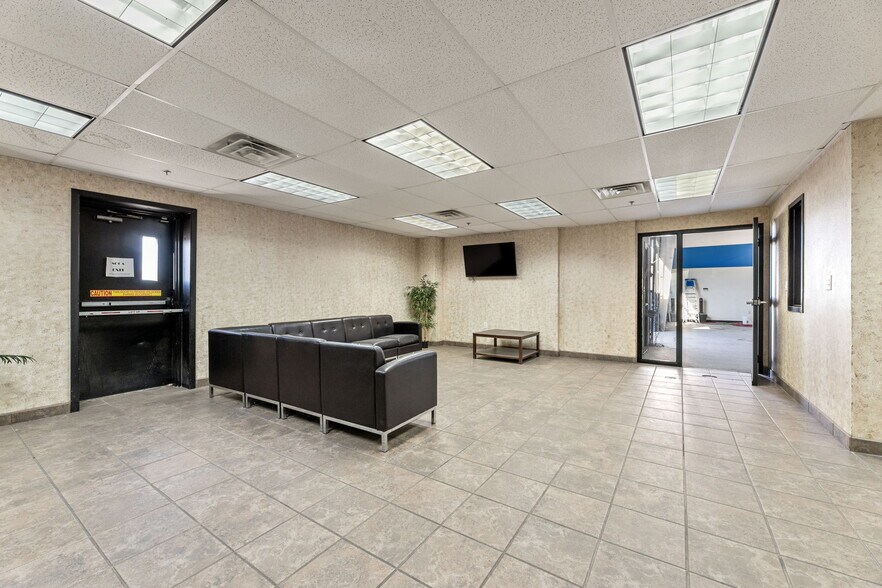 More Photos Of 940 N I-35 E, Lancaster Auto Dealership For Lease