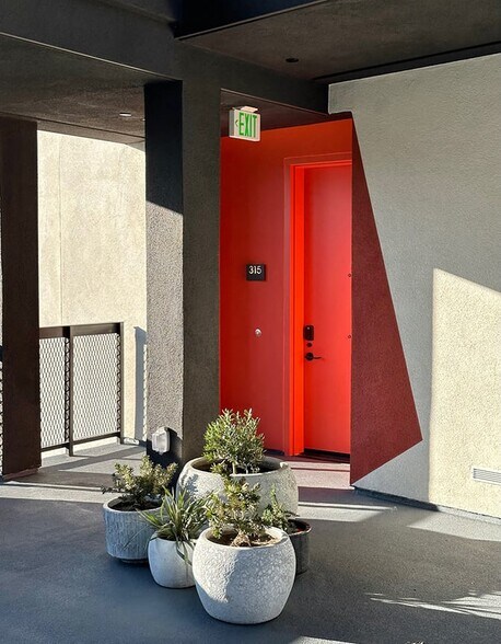 More Photos Of 107 S Hewitt St, Los Angeles Apartments For Lease