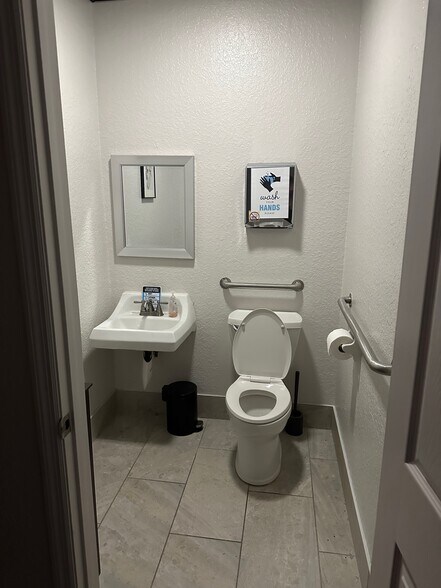 More Photos Of 2506-2510 SE 17th St, Ocala Office For Lease